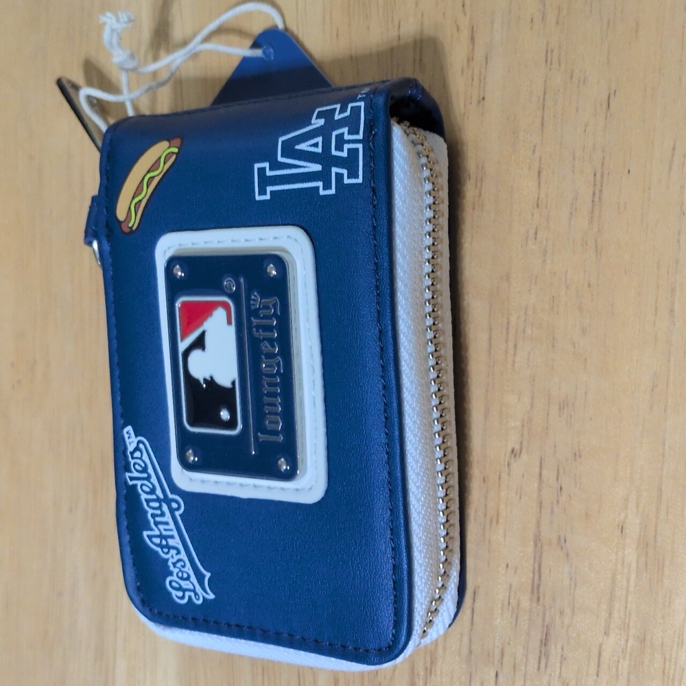 Los Angeles Dodgers Zip Up Wallet - Picture 3 of 5
